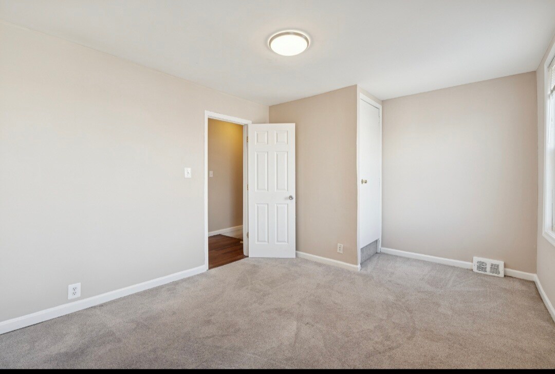 Building Photo - 3343 Ravenwood Ave