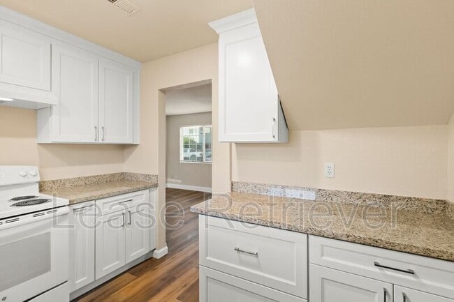 Building Photo - 940 Palm Cir