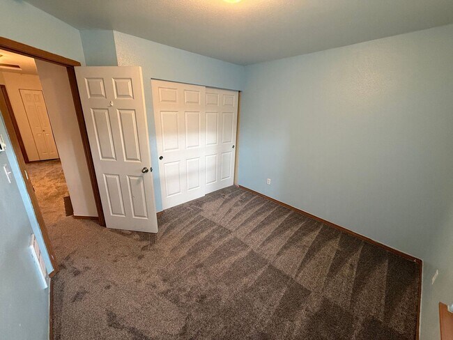 Building Photo - 4 bedroom townhome in Alicia Meadows with $500.00 off February rent if moved in by January end!