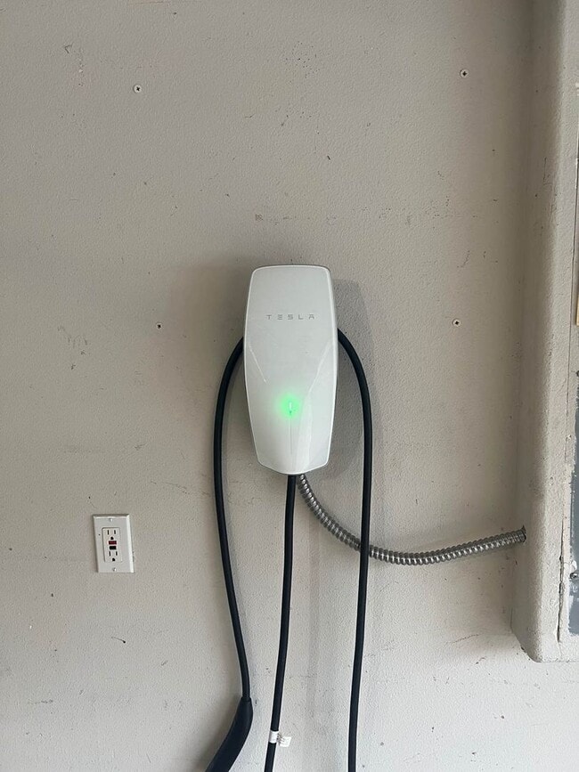 Building Photo - Beautiful West Linn Home in a Quiet, Desirable Neighborhood