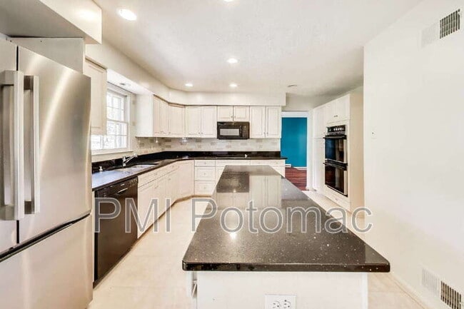 Building Photo - 1718 Crestview Dr