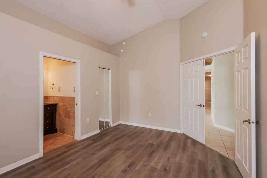 Building Photo - 428 Lakeside Cir