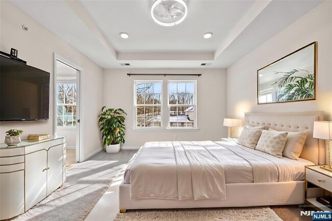 Building Photo - 9 Landmark Ln