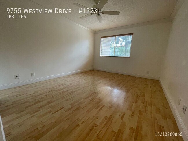 Building Photo - 9755 Westview Dr
