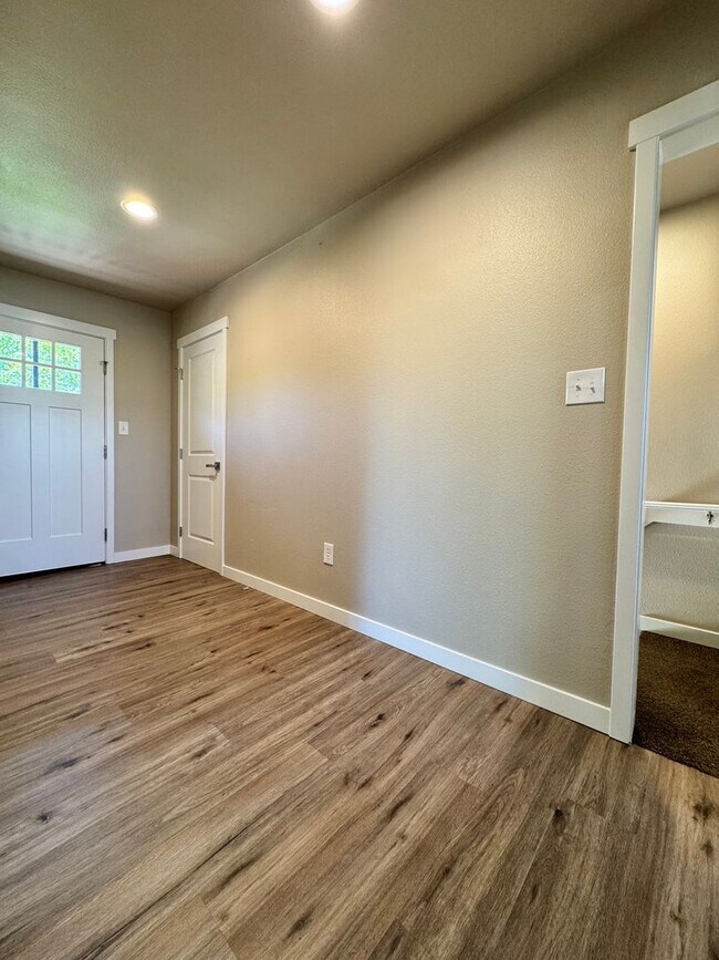 Building Photo - Available Now! 3 Bed/1.5 Bath Close to Downtown Lodi