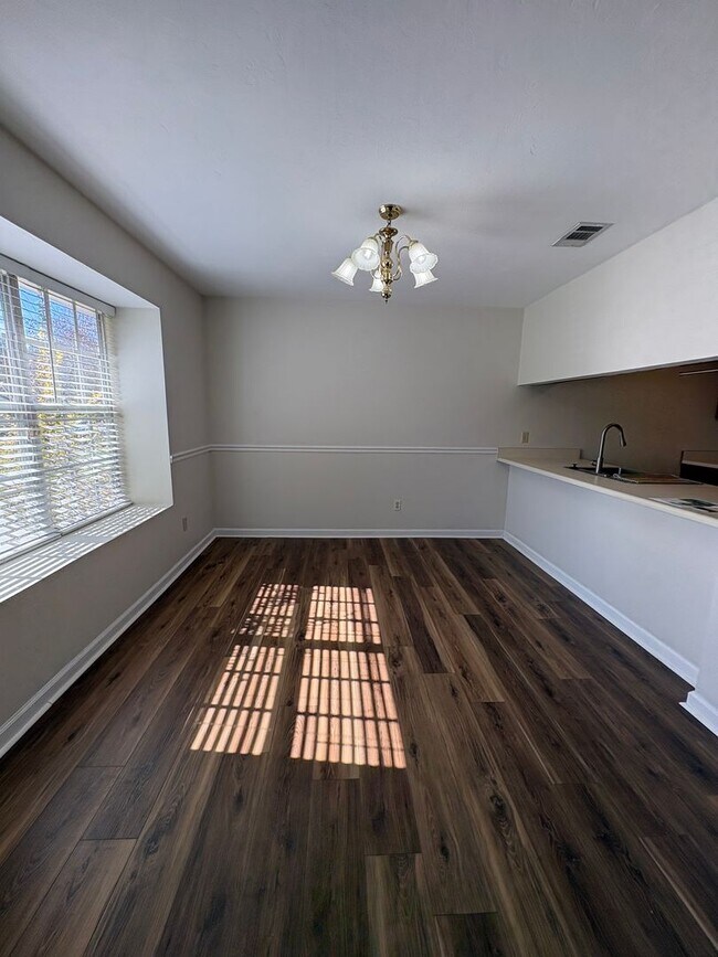 Building Photo - Family Friendly 2 Bedroom Duplex Available In Tallahassee NOW