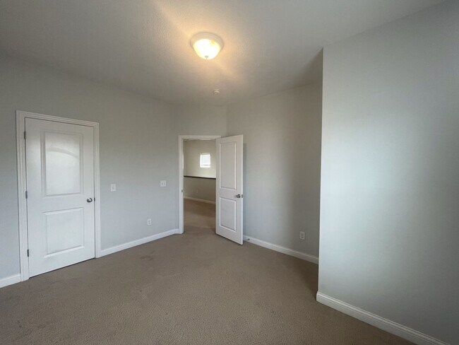 Building Photo - 5597 Lantos Rd