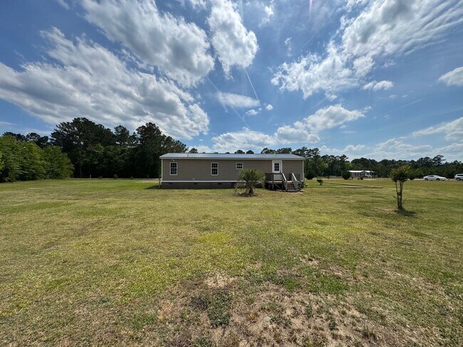 Building Photo - Loris - 3 Bedroom / 2 Bathroom Manufacture...