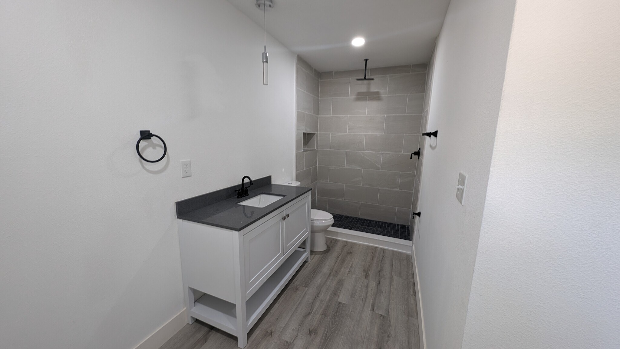 Master bath - 2824 Desert St