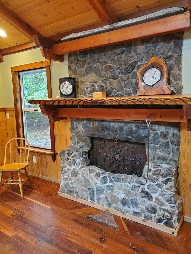 Building Photo - Welcome Home to Karas Lane. In the Country...
