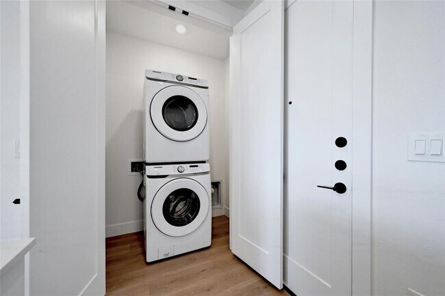 Building Photo - 1701 Simond Ave Ave