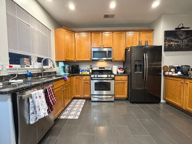 Building Photo - Beautiful 3 Bed 3.5 Bath Interior Townhome In Vibrant Brambleton Landbay