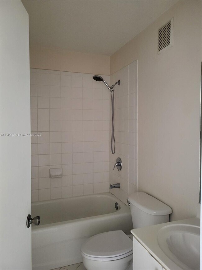 Building Photo - 1250 SE 28th Ct