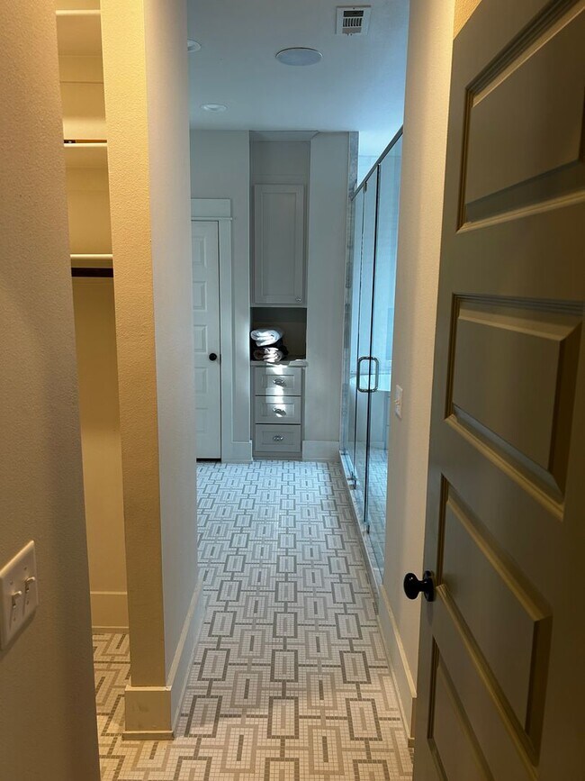 Building Photo - UNFURNISHED Beautiful Large Home Available Now on North Walnut in Fayetteville !!