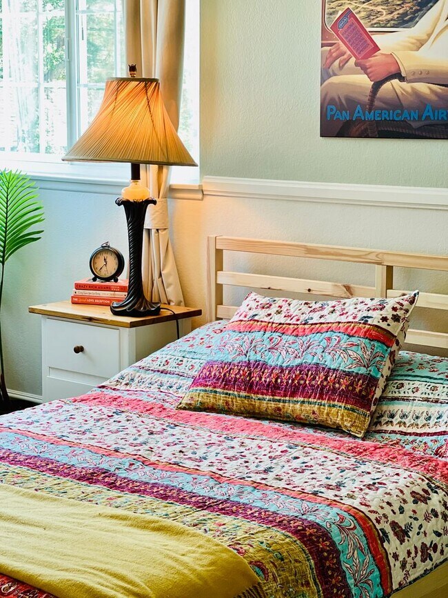 Building Photo - LAKE ACCESS!! Beautiful 4 bedroom 2 bath H...