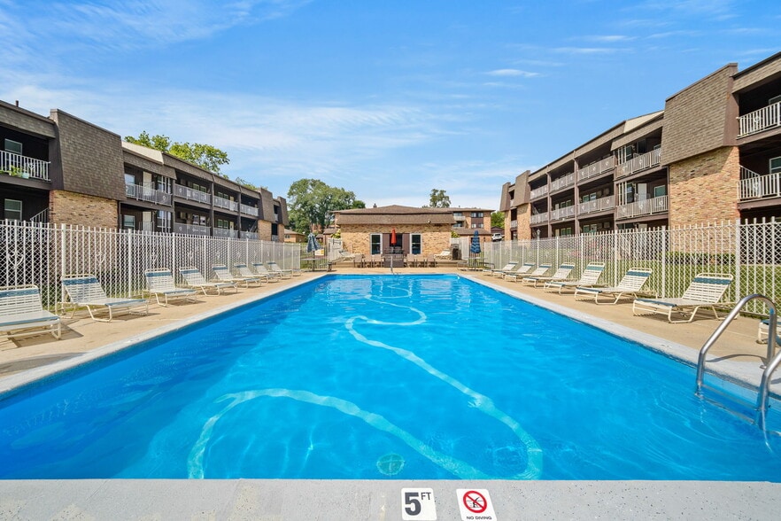 Primary Photo - Four Seasons Apartments