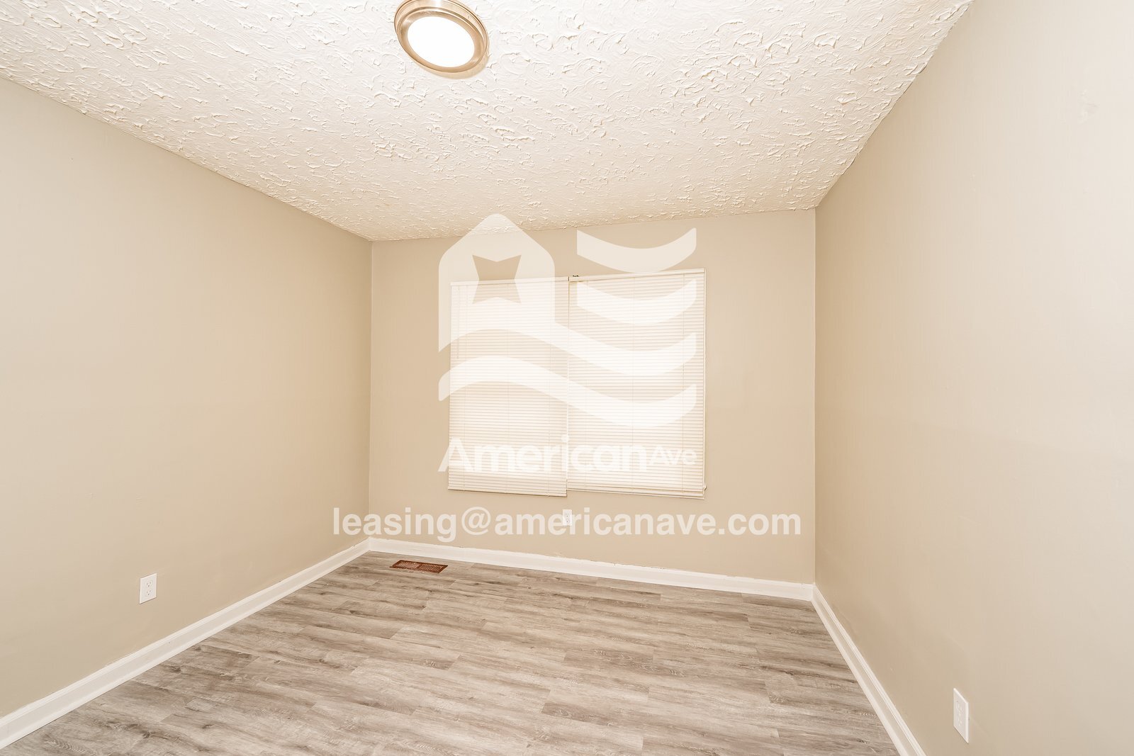 Building Photo - 1528 5th Ave W