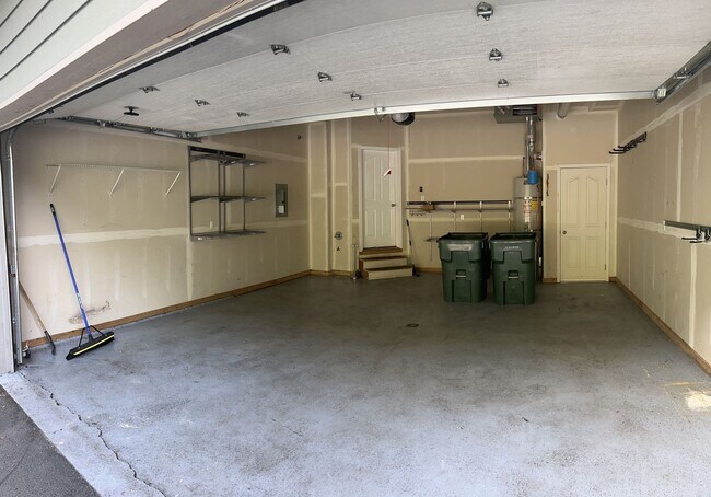 Building Photo - 3 bed/3.5 Baths. Eagle river.
