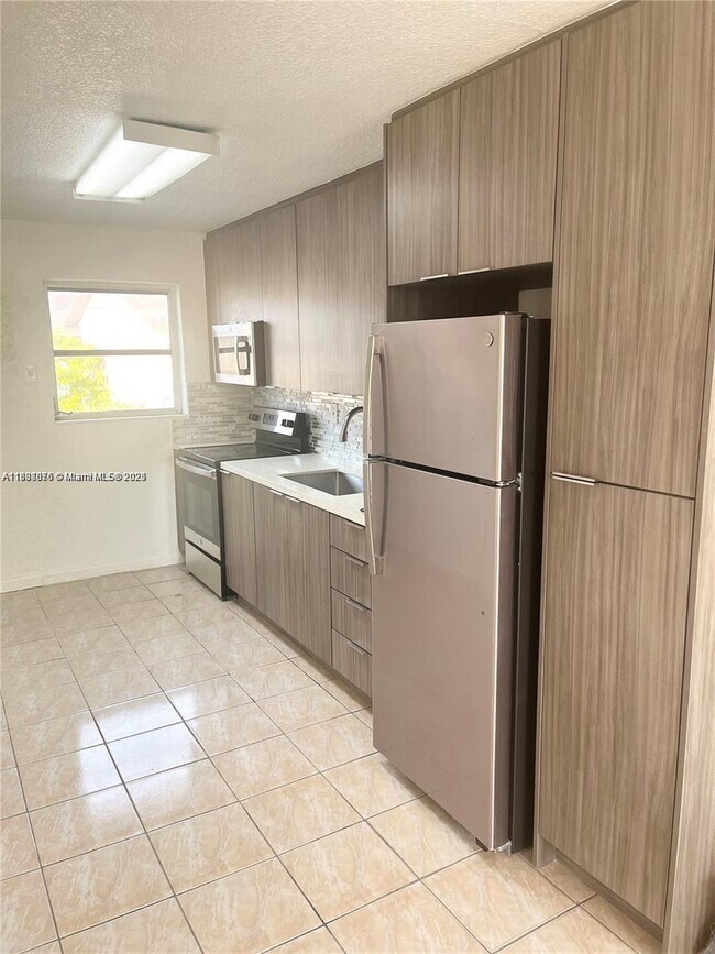 Primary Photo - 605 W 68th St