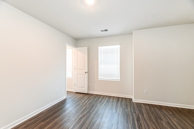 Building Photo - Modern 4 Bedroom Home in Mackey Farms