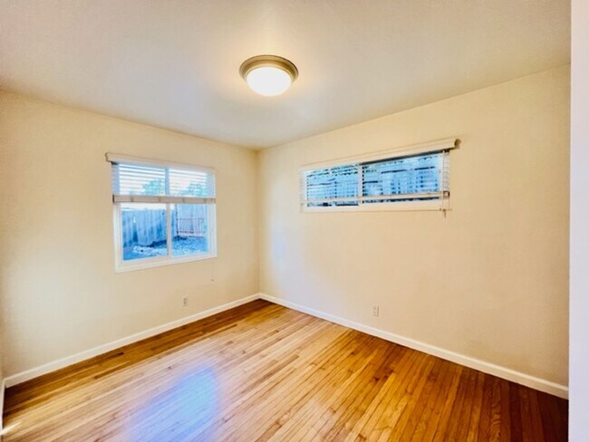 Building Photo - Charming and Move-in Ready 3BD/2BA, Single...