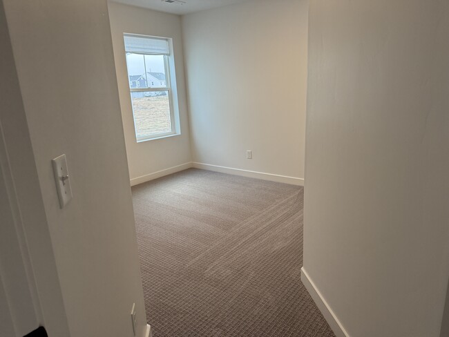 Building Photo - 6863 W Meadow Grass Dr