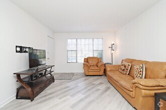 Building Photo - Updated Solomon Court Apartment With Fence...