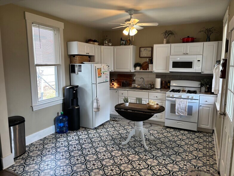 Building Photo - 309 Penn St