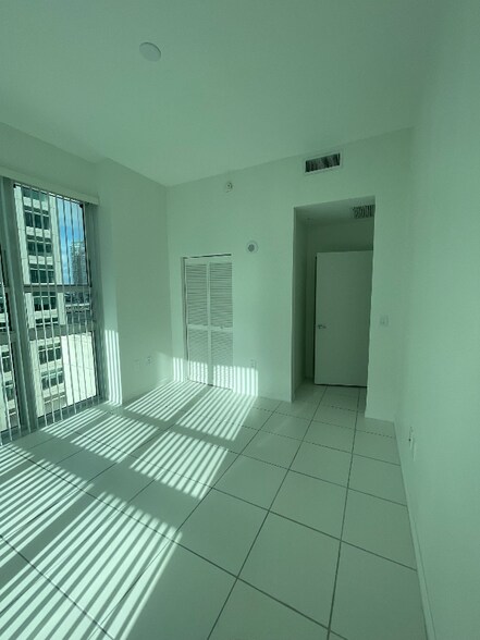 Building Photo - 950 Brickell Bay Dr