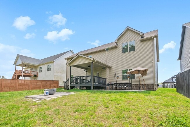 Building Photo - Modern 6-Bedroom Home with Open Layout & S...