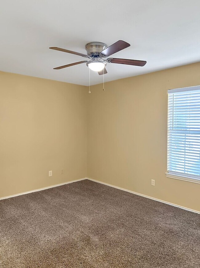 Building Photo - 2-Bed, 2-Bath Townhome with Flexible Floor...