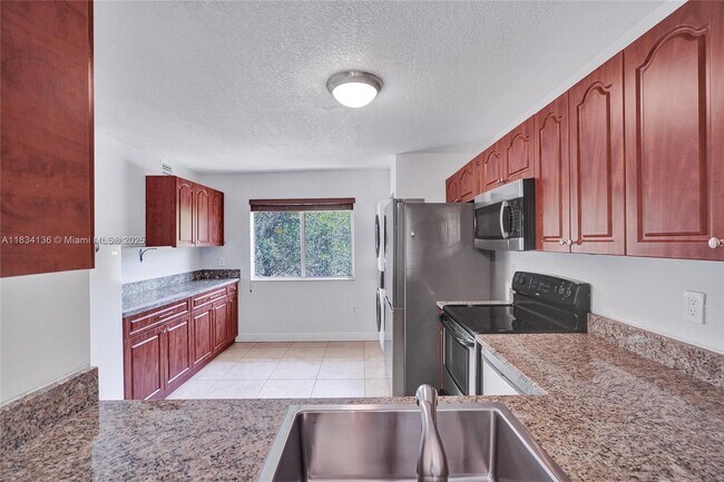 Building Photo - 6235 SW 47th Manor