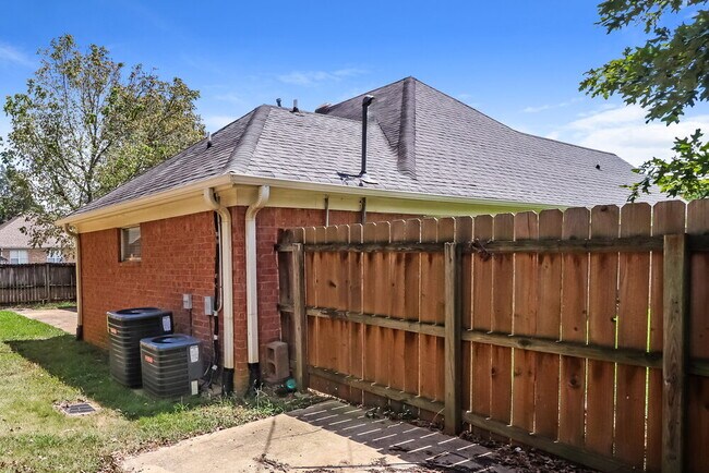 Building Photo - 5694 Pecan Trce