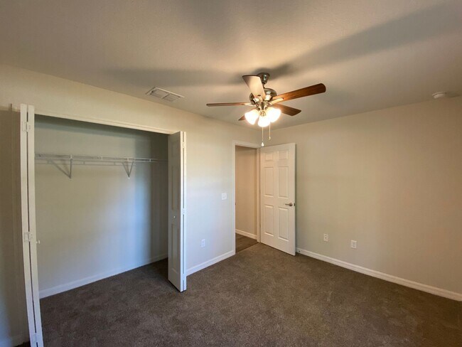 Building Photo - Custom Home - Desirable SE Ocala Neighborh...