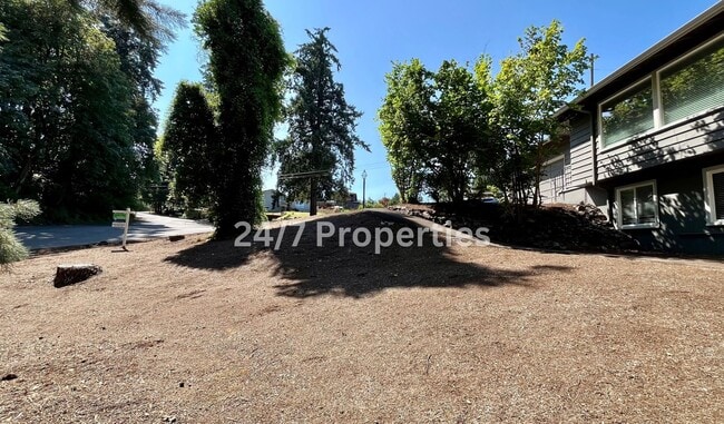 Building Photo - Spacious 4BD I 2BA Home w/ Separate Living...