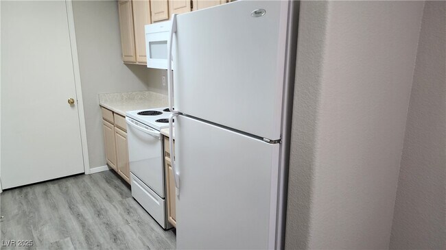 Building Photo - 555 E Silverado Ranch Blvd