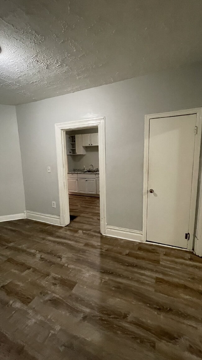 Building Photo - Spacious 4-Bedroom Home with 2 Full Bathrooms – Section 8 Approved and Ready for Move-In!