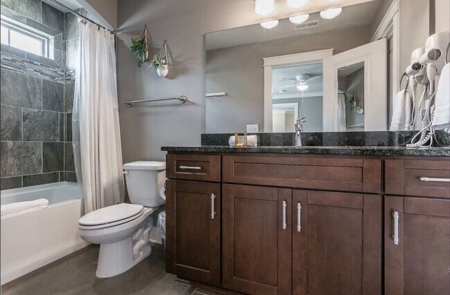 Building Photo - Belmont / Vanderbilt University Condo!!