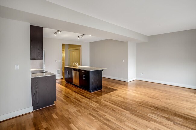 Building Photo - Great Unit Great Location