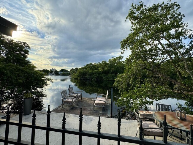 Building Photo - 1101 NE 18th Ct