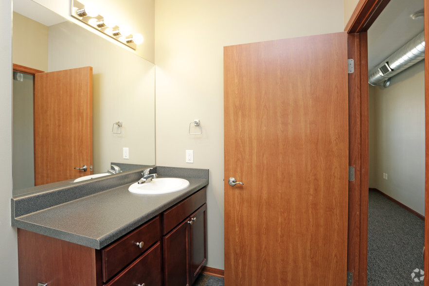 Bathroom - Harris Oak Hill Apartments