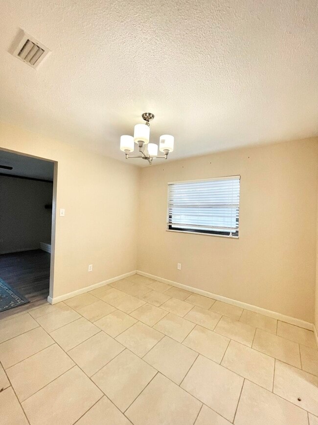 Building Photo - 3025 Briarwood Ln