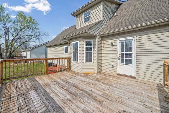 Building Photo - LARGE FENCED IN YARD!!!