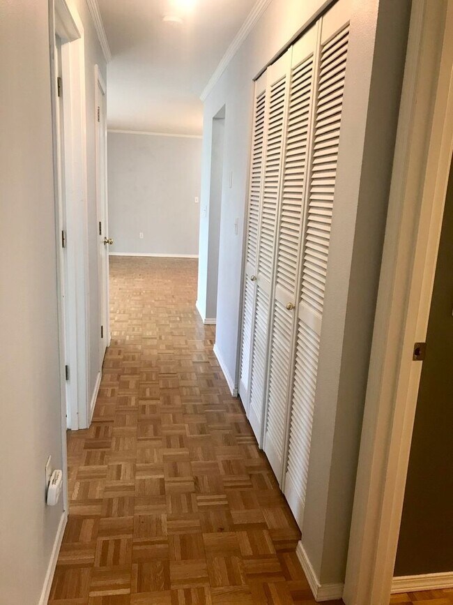 Building Photo - Two Bedroom/Two bath Capitol Hill Condo - ...