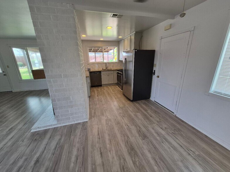 Building Photo - 4861 Lehrer Dr