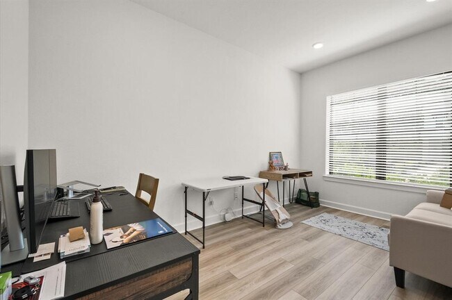 Building Photo - 1511 Emma Lk Dr