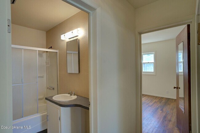 Building Photo - Must See!