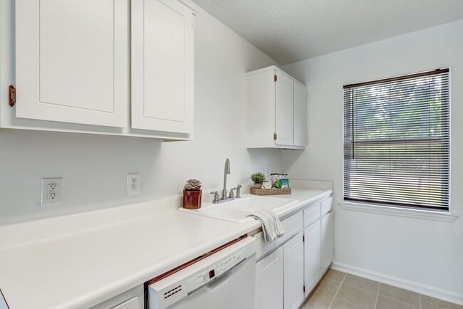 Building Photo - 175 E Lakemont Dr