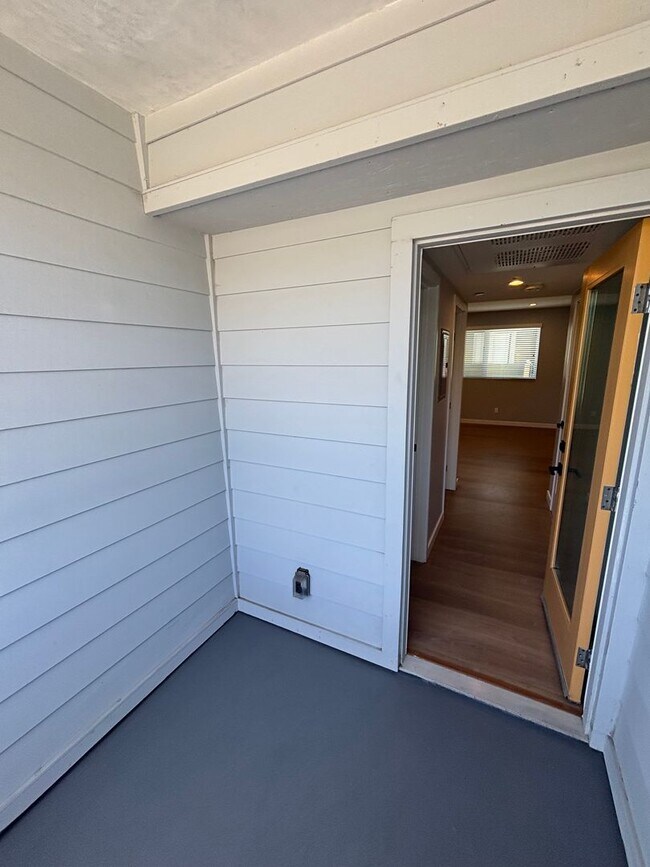 Building Photo - Beautiful 2 bed 1 bath modern apartment in...