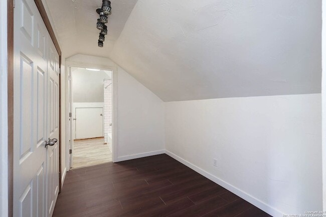 Building Photo - 418 W Rosewood Ave